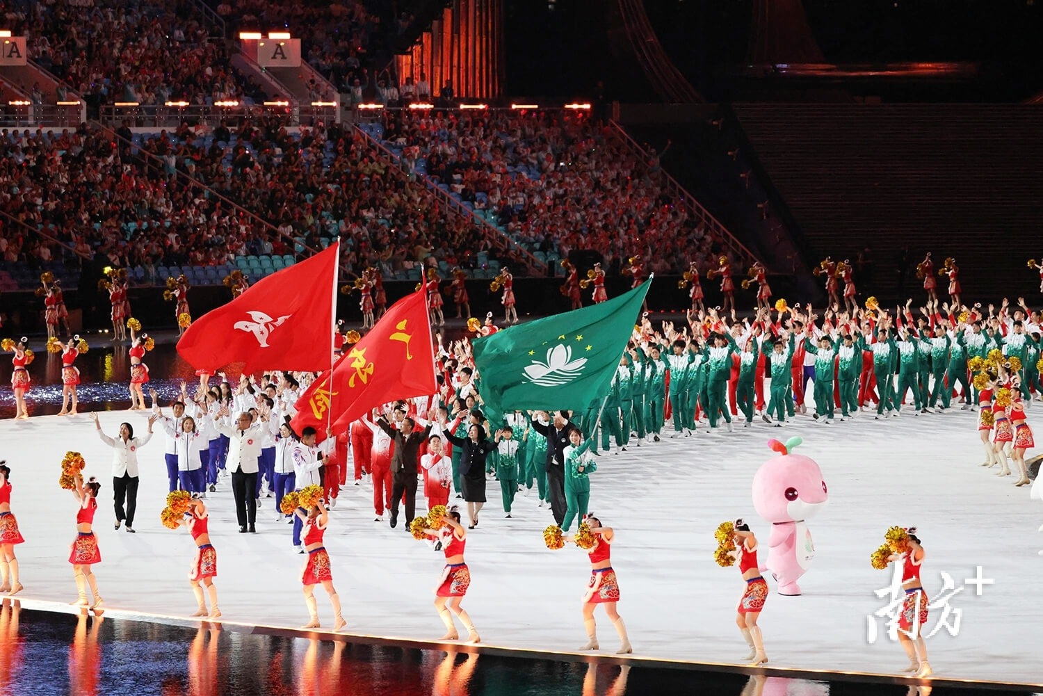 足球裁判争议：西蒙·胡珀被停哨3场